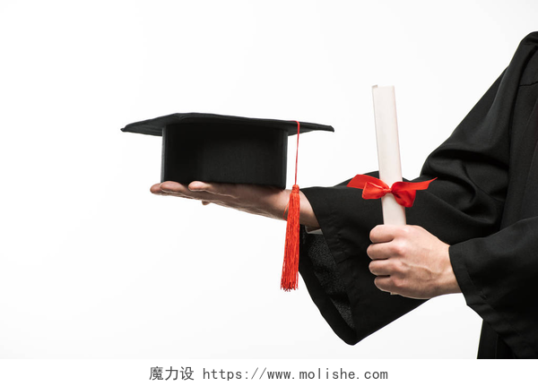 白色背景上手托博士帽的毕业生持有毕业帽和毕业文凭的学生被隔离在白色环境中的剪影